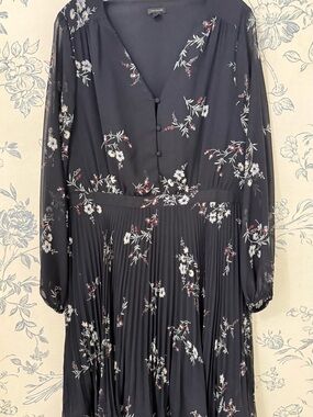 Ann Taylor Black Floral Pleated Long-Sleeve Midi Dress